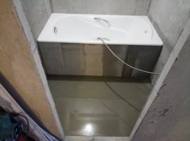 Экран под ванной из блоков, стяжка пола