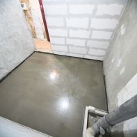 Выравнивание пола в ванной комнате - стяжка (пескобетон) толщиной 5-6 см.