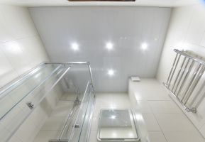 Реечный потолок в ванной комнате
