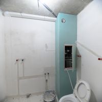 Прокладка труб в санузле, в заранее вырезанных штробах