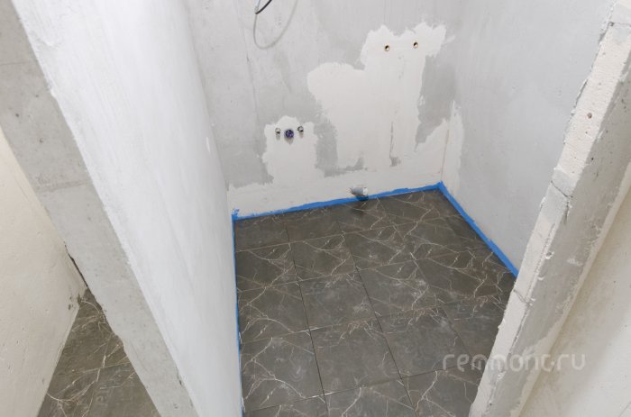 Кладем напольную плитку