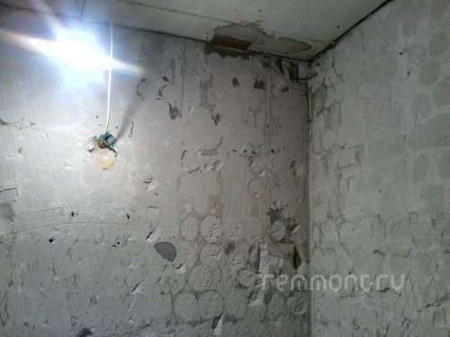 Производим зачистку стен от старой плитки