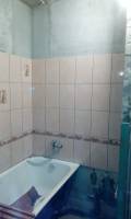 Укладка настенной плитки от борта ванны в санузле 150 на 180