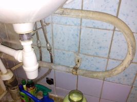 Изогнутая труба под раковиной - эту трубу мы обрезаем и переносим сушку выше вбок