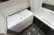 Широкий мойдодыр Акватон в ванной комнате
