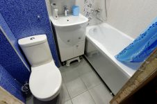 Компактное расположение сантехники в небольшом санузле