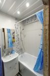 Установлена новая акриловая ванна 120 см.