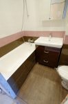 На полу прямоугольная коричневая плитка в разбежку