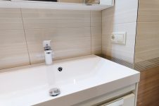 Белый смеситель для раковины