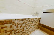 Снаружи ванна облицована плиткой