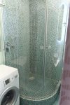Стеклянные душевые шторки в ванной комнате