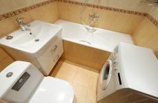В санузле нашлось место под стиральную машину