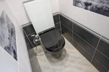 Черный унитаз, стеклянный бочок