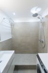 Душевая зона в ванной комнате 170x170