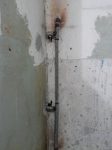Слесарь переваривает трубу на полотенцесушитель