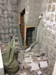 Разбор старого ремонта (снятие плитки со стен)