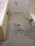 Зашкуривание пола в санузле перед устройством эпоксидного основания