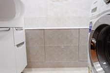 Экран из плитки с ревизионными люками