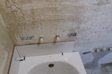Первый ряд плитки начинаем от ванны