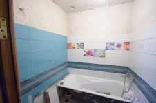 Уклакда плитки в ванной комнате, синяя, белая, декоры