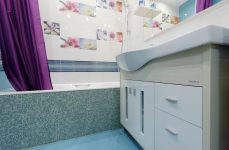 Экран ванны выполнен из голубой мозаики