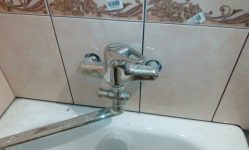 Укладка настенной плитки по бортику ванны