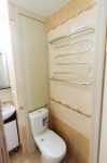 Новых сантех/короб с рольставнями за унитазом