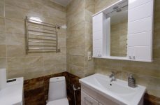 над унитазом установлен новый водяной полотенцесушитель
