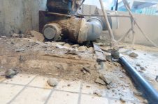 Соединяем чугунный тройник с новыми трубами ПВХ