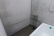 Подготавливаем место для чугунной ванны
