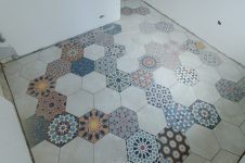 Плитка напольная шестигранник на кухне