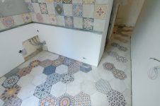 Плитка напольная шестигранник на кухне и в коридоре