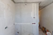 Стены на кухне оштукатурены, готовы под шпаклевку