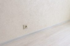 Финишные работы в квартире, установка плинтусов