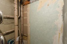 При разборе стен и потолка остается одна перегородка, граничащая с кухней