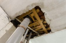 Отверстие в потолке к соседям
