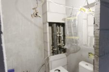 После разводки сантех/труб строим шкаф под потайную ревизионную дверцу