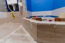 Облицовка бортика душевой керамической плиткой