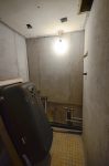 После прокладки новых труб заносим ванну для установки