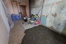 Произведен демонтаж сантех/кабины, выравниваем полы на кухне и в коридоре