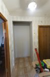 Ниша в коридоре готова, стены оклеены обоями, заказан натяжной потолок