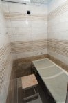 Уложена керамическая плитка в ванной
