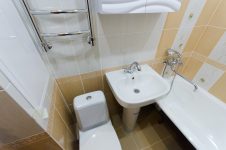 Компактно установлена новая сантехника