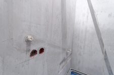 В ванной комнате все готово для установки ванны