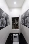 Ревизионная дверца в туалете (открыта)