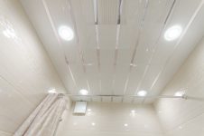 Реечный потолок с хромированными вставками