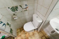 Унитаз стоит вплотную к коробу