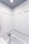 Белая плитка Urban Tiles с хромированными вставками