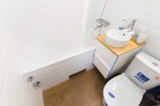 Стены ванной комнаты в облицовке мелкой плитки 9,9 x 20 Kerama Marazzi