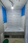 Укладка настенной плитки строго над ванной